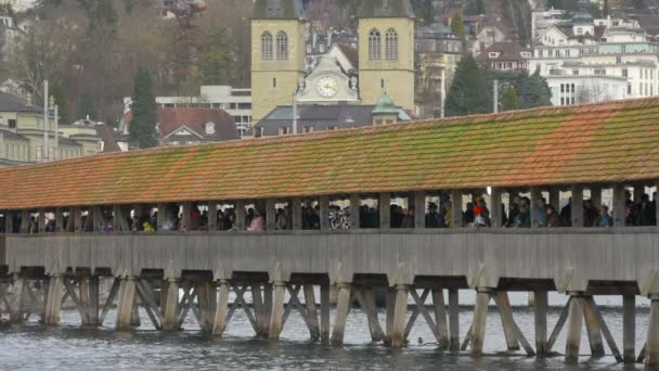 Ludzie Spacerujący Moście Kaplicy Lucernie — Wideo stockowe