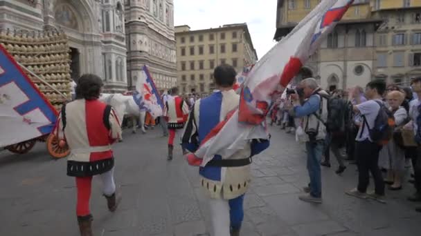 Mannen Kostuums Paraderen Een Plein — Stockvideo