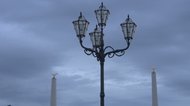 Lampstolpe Och Pelare Med Skulpturer Skymningen — Stockvideo