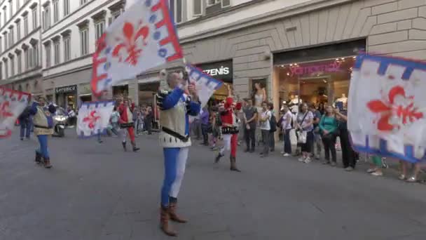 Άνδρες Κυματίζουν Σημαίες Στη Φλωρεντία — Αρχείο Βίντεο