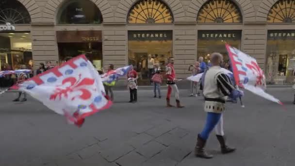 Hombres Ondeando Banderas Con Símbolo Fleur Lis — Vídeo de stock