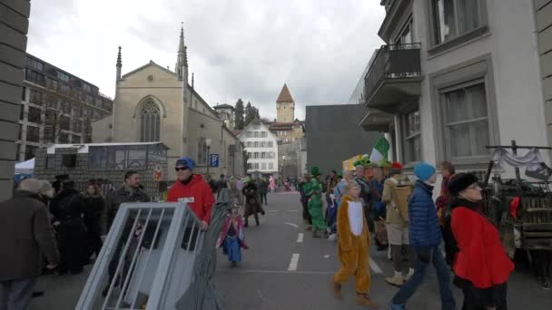 Kostýmní Lidé Děti Ulici Lucerne — Stock video