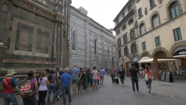 Persone Fila Vicino Una Cattedrale — Video Stock