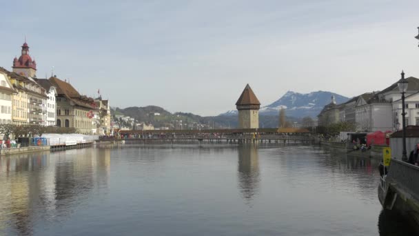 Lucerne Deki Reuss Nehri Üzerindeki Chapel Köprüsü — Stok video