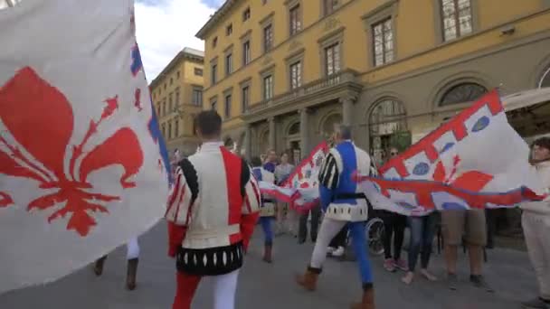 Uomini Costume Con Bandiere Marce — Video Stock