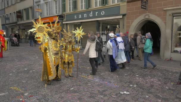 Människor Som Går Förbi Levande Statyer — Stockvideo