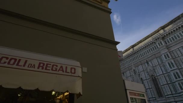 Una Torre Catedral Vista Desde Una Plaza — Vídeos de Stock