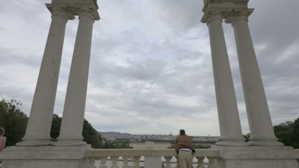 Bewonder Het Uitzicht Vanuit Gloriette — Stockvideo