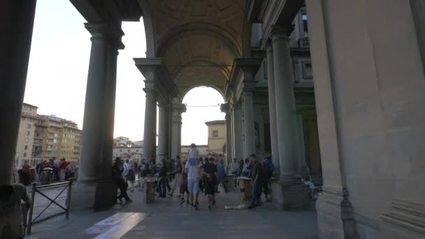 Gente Caminando Bajo Pórtico Edificio — Vídeos de Stock