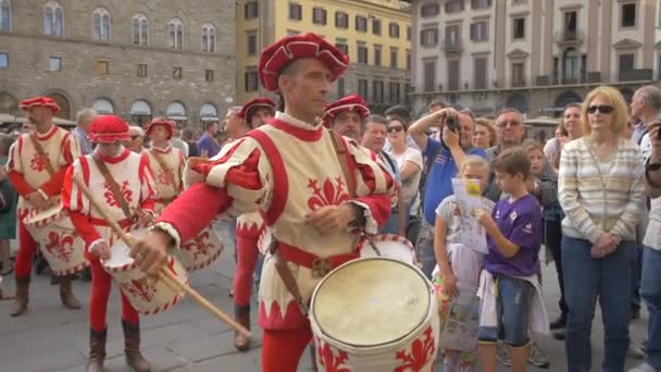 Mensen Die Mannen Kostuums Steunen — Stockvideo