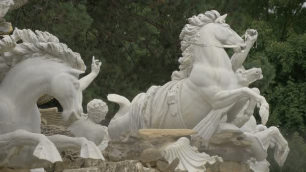 Скульптуры Людей Лошадей Фонтана Нептун — стоковое видео