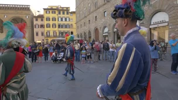 Uomini Costume Che Camminano Una Piazza — Video Stock