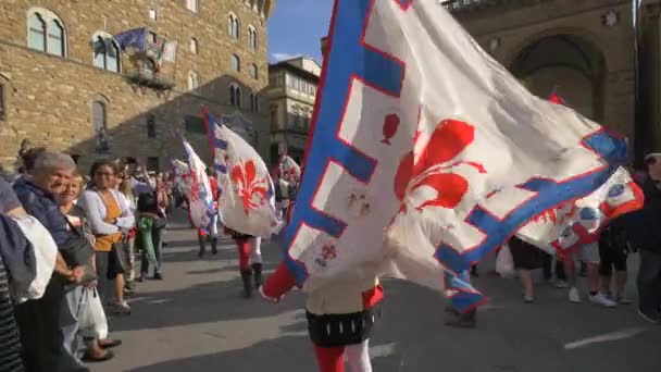 Pria Dengan Bendera Dalam Parade — Stok Video