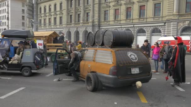 Одягнені Чоловіки Виходять Машини Божевільного Макса — стокове відео