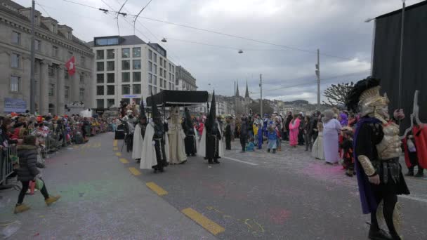 Άνθρωποι Που Παρακολουθούν Lucerne Καρναβάλι Παρέλαση — Αρχείο Βίντεο