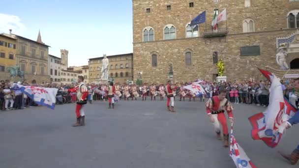 Hombres Corriendo Con Banderas — Vídeo de stock