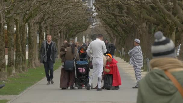 Des Gens Dans Une Ruelle Parc — Video