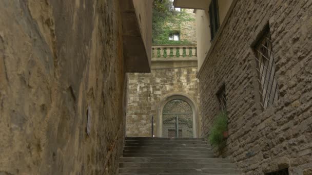 Taş Duvarların Arasındaki Merdivenler — Stok video