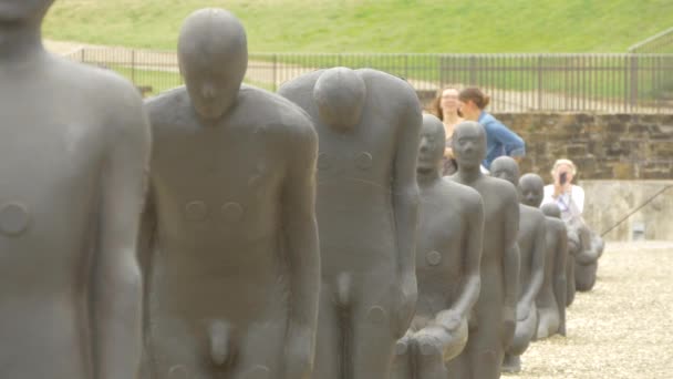 Скульптуры Человека Ряд — стоковое видео