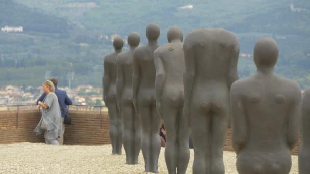 Personas Punto Observación Cerca Esculturas — Vídeos de Stock