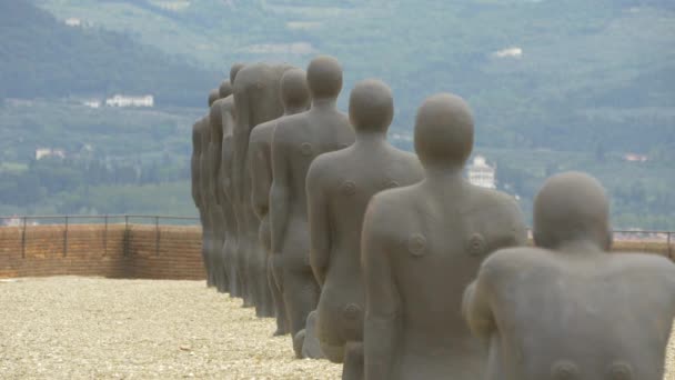 一排真人大小的雕塑 — 图库视频影像