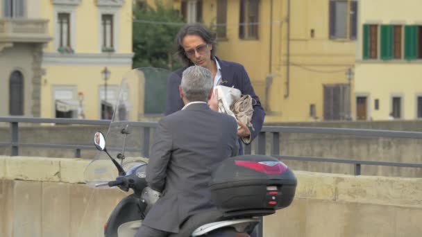 Dos Hombres Hablando Una Calle — Vídeos de Stock