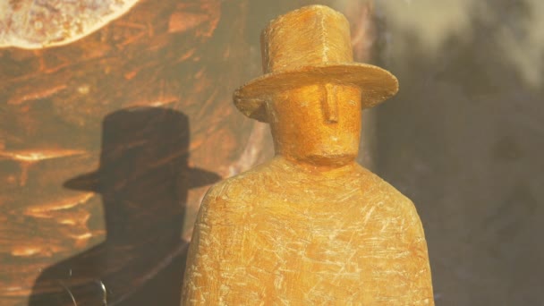 帽子をかぶった男の彫刻 — ストック動画