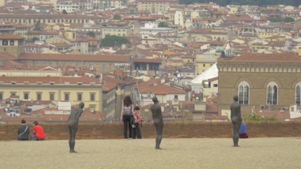 Estatuas Punto Observación Sobre Una Ciudad — Vídeos de Stock