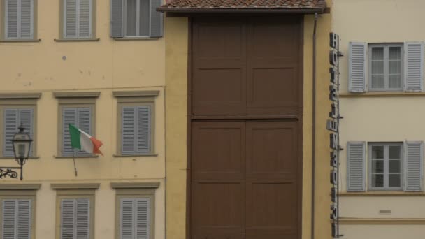 Bandeira Acenando Uma Fachada Hotel — Vídeo de Stock