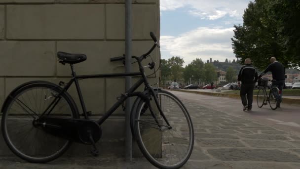 Uma Bicicleta Estacionada Perto Canto Edifício — Vídeo de Stock