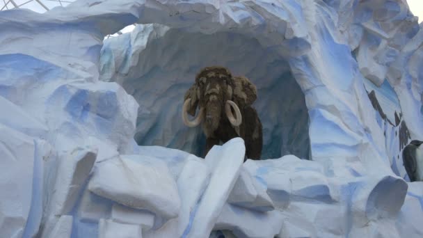氷の洞窟の中のマンモス — ストック動画