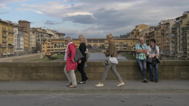 Gente Caminando Puente — Vídeo de stock