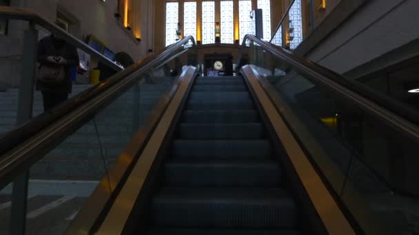 Tangga Eskalator Stasiun Kereta Api — Stok Video