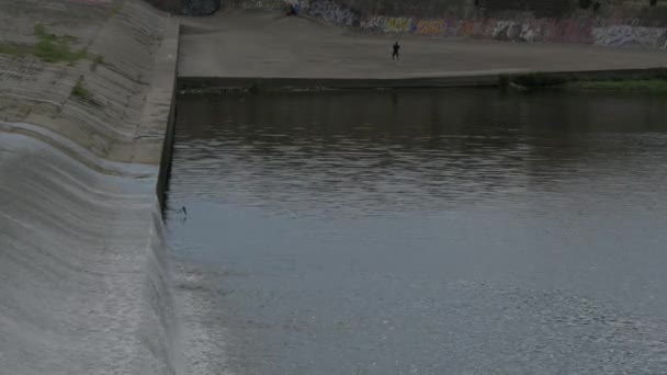 Jovem Treinando Perto Rio — Vídeo de Stock