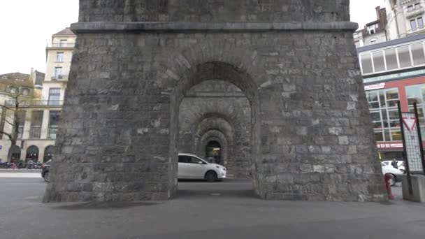 Fuß Und Mit Dem Auto Unter Der Brücke Rue Grand — Stockvideo