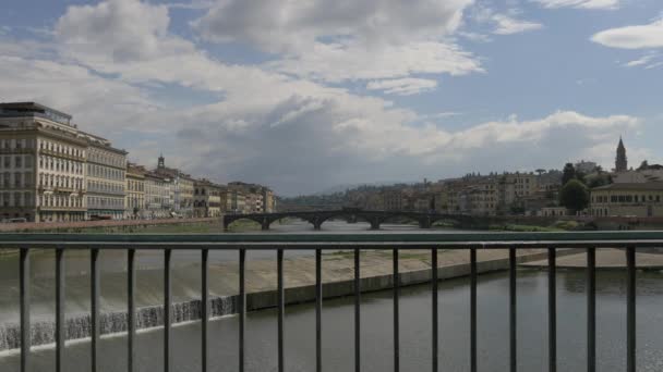 Der Fluss Arno Durch Geländer Florenz Gesehen — Stockvideo