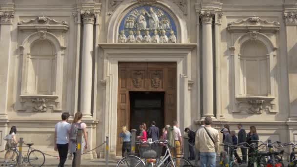 Entrance White Building — Αρχείο Βίντεο