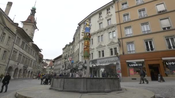 Der Brunnen Der Gerechtigkeit Und Das Rathaus — Stockvideo