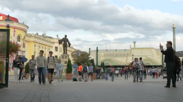 Caminando Cerca Estatua Basilio Calafati — Vídeos de Stock