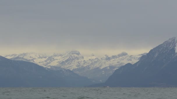 Pan Sinistra Delle Montagne Coperte Neve Vicino Lago — Video Stock