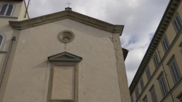 Ściana Kościoła Sztucznymi Drzwiami — Wideo stockowe