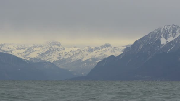 Göl Kenarındaki Karlı Dağlar — Stok video
