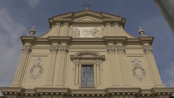 Nízký Úhel Fasády Kostela — Stock video