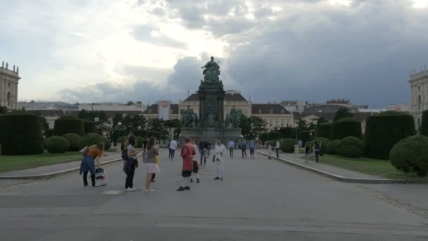 Alley Med Människor Framför Maria Theresa Monument Wien Österrike — Stockvideo