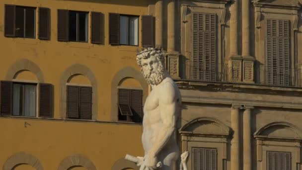 Uma Estátua Masculina Perto Edifício Antigo — Vídeo de Stock