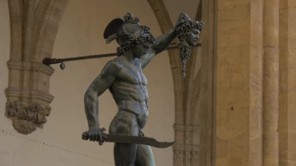 Een Zwart Standbeeld Van Perseus — Stockvideo