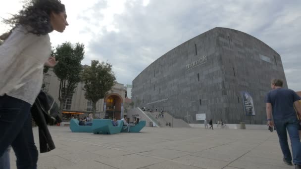 Pessoas Caminhando Pelo Museu Moderner Kunst — Vídeo de Stock