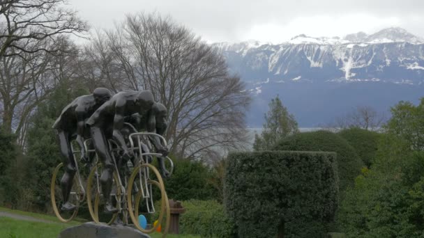 Olympische Fietsers Sculptuur Bergen — Stockvideo