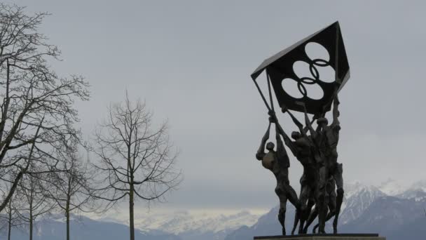 奥运雕塑和无叶树 — 图库视频影像