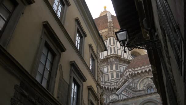 Una Cupola Della Chiesa Vista Attraverso Due Edifici — Video Stock